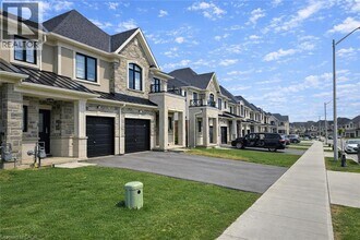 148 Aquasanta Crescent in Hamilton, ON - Building Photo - Building Photo