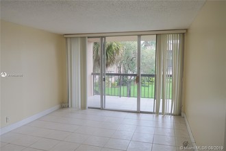 10425 SW 112th Ave-Unit -227 in Miami, FL - Foto de edificio - Building Photo