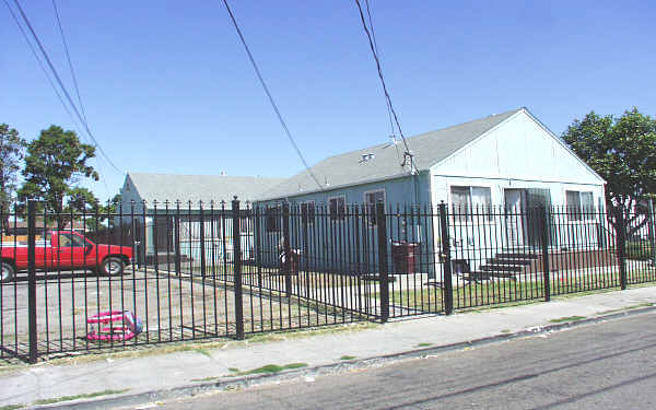 1061-1079 72nd Ave in Oakland, CA - Foto de edificio - Building Photo