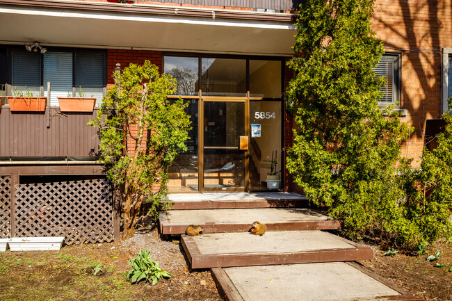 5854 Decelles Pl in Montréal, QC - Building Photo - Building Photo