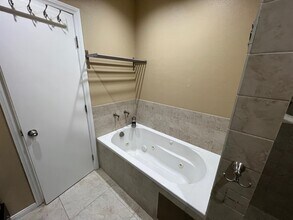 7300 Franklin Ave, Unit 552 in West Hollywood, CA - Building Photo - Building Photo