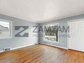 8085 Stephens Rd in Center Line, MI - Foto de edificio - Building Photo