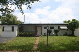 621 SW 64th Pkwy in Pembroke Pines, FL - Building Photo