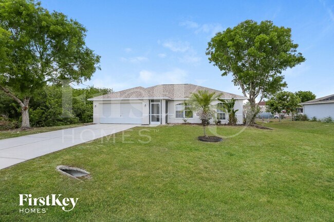 215 Mossrosse St in Ft. Myers, FL - Foto de edificio - Building Photo