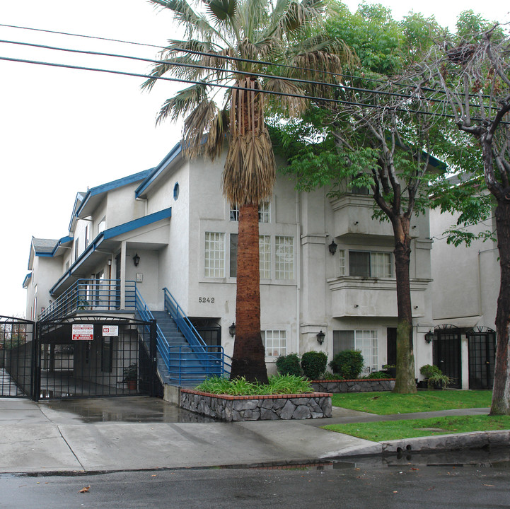 5242 Cartwright Ave in North Hollywood, CA - Foto de edificio