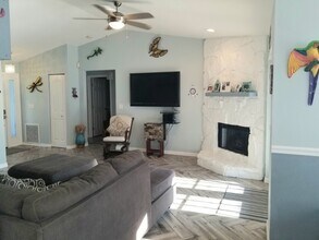 2058 Old Trenton Ln in Sarasota, FL - Foto de edificio - Building Photo