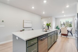 16915 SW 132nd Ter in Tigard, OR - Foto de edificio - Building Photo