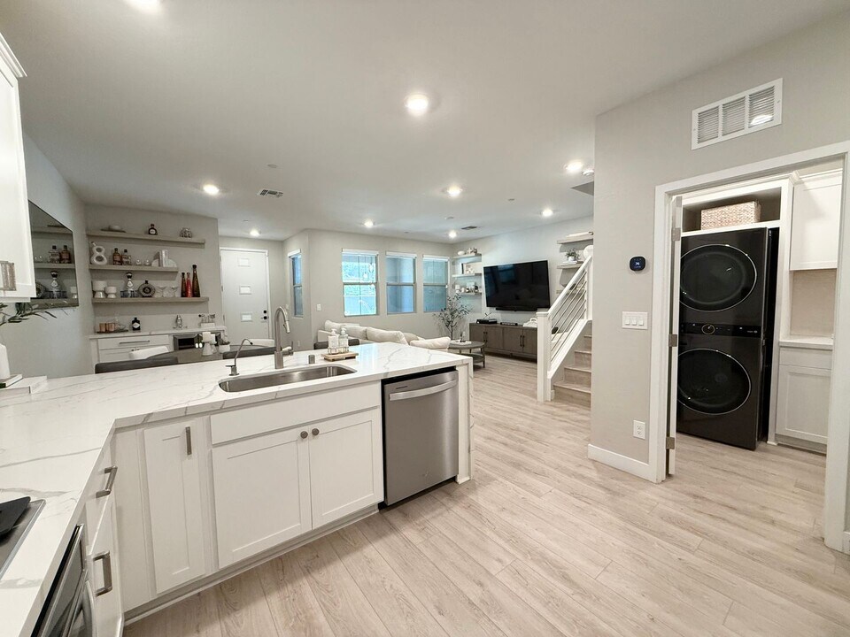 511 FAIRVIEW HILLS St in Las Vegas, NV - Building Photo