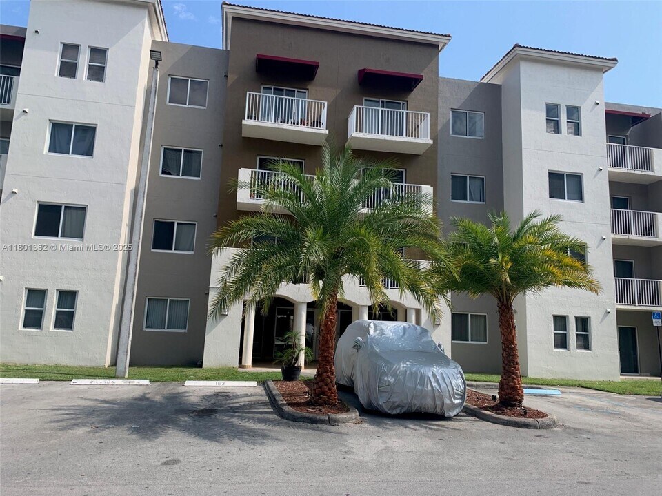 11050 SW 196th St in Miami, FL - Building Photo
