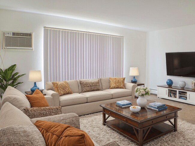 Franklin Square Apartments in Livonia, MI - Building Photo - Building Photo