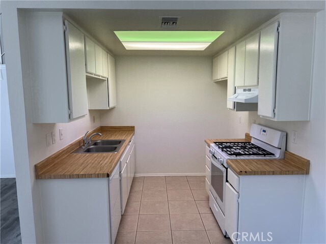 2340 Benidorm Cir-Unit -104 in Corona, CA - Foto de edificio - Building Photo