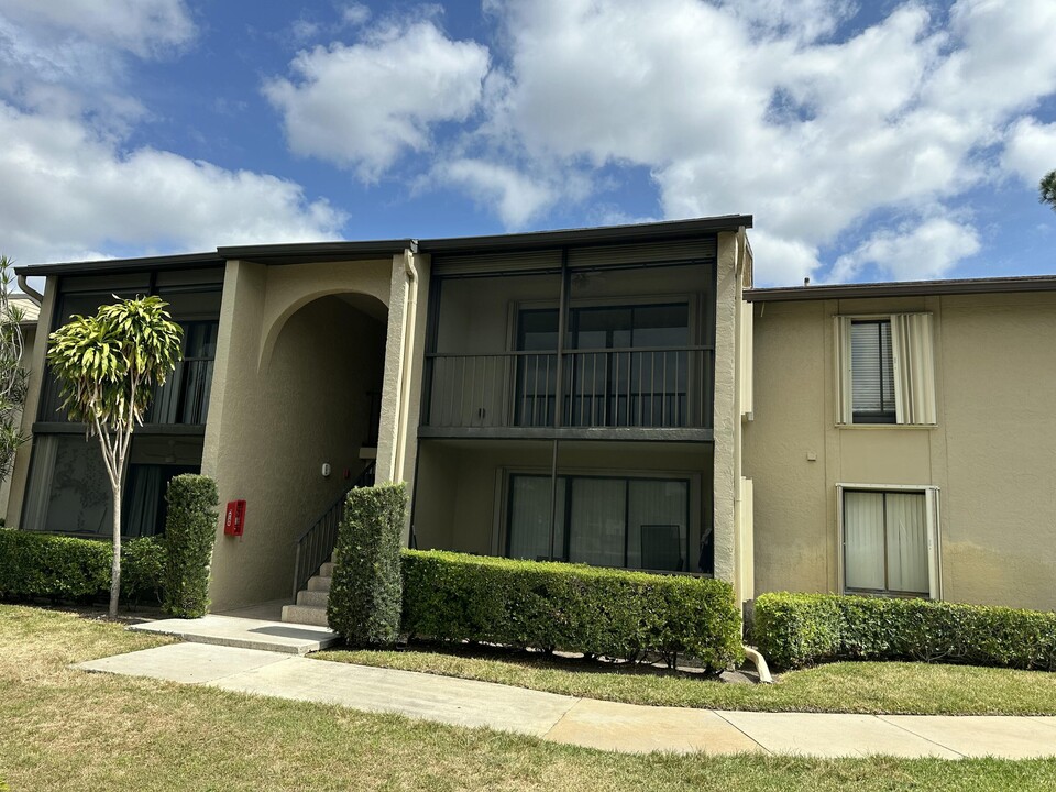 726 Sunny Pine Way in Greenacres, FL - Foto de edificio