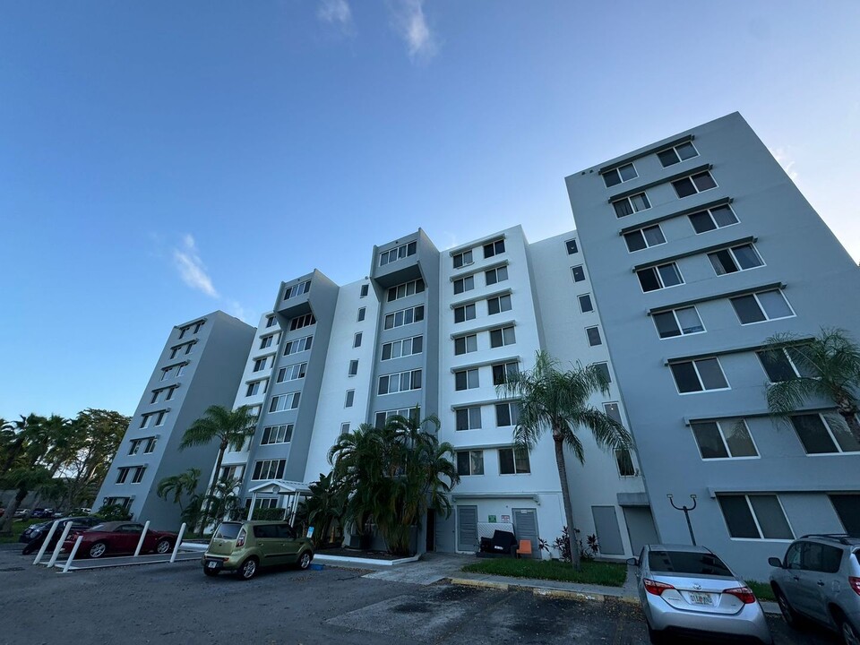 9001 SW 77th Ave in Miami, FL - Building Photo