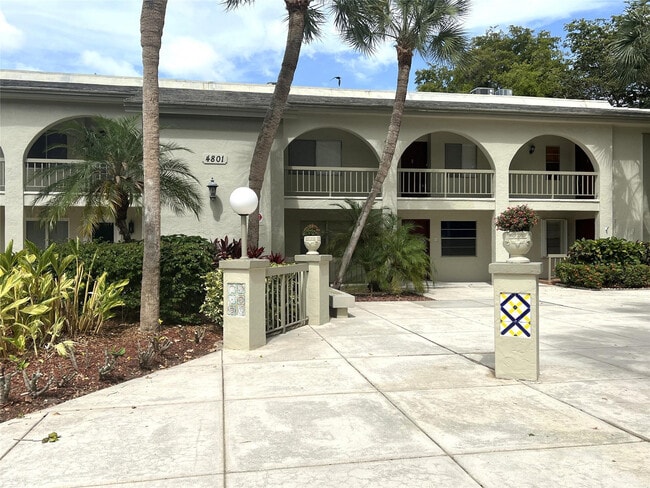 4801 Martinique Pl in Coconut Creek, FL - Building Photo - Building Photo