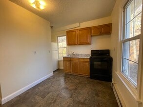 73 W Thames St, Unit 73B in Norwich, CT - Building Photo - Building Photo