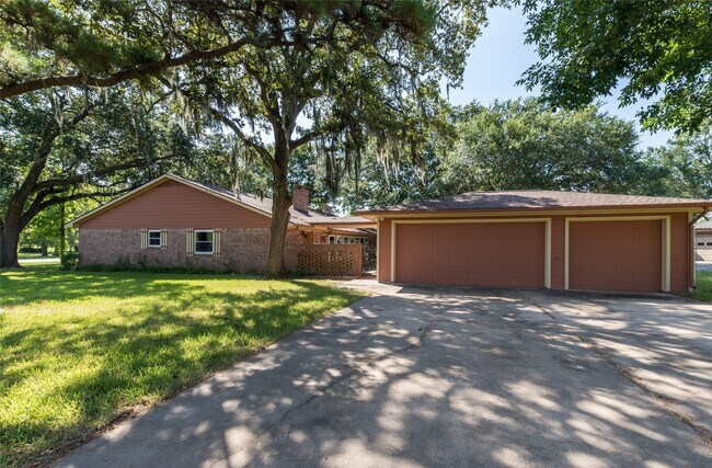 2004 Sleepy Hollow Dr in Pearland, TX - Building Photo - Building Photo