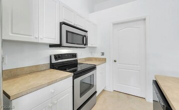 2334 W Price Blvd in North Port, FL - Foto de edificio - Building Photo