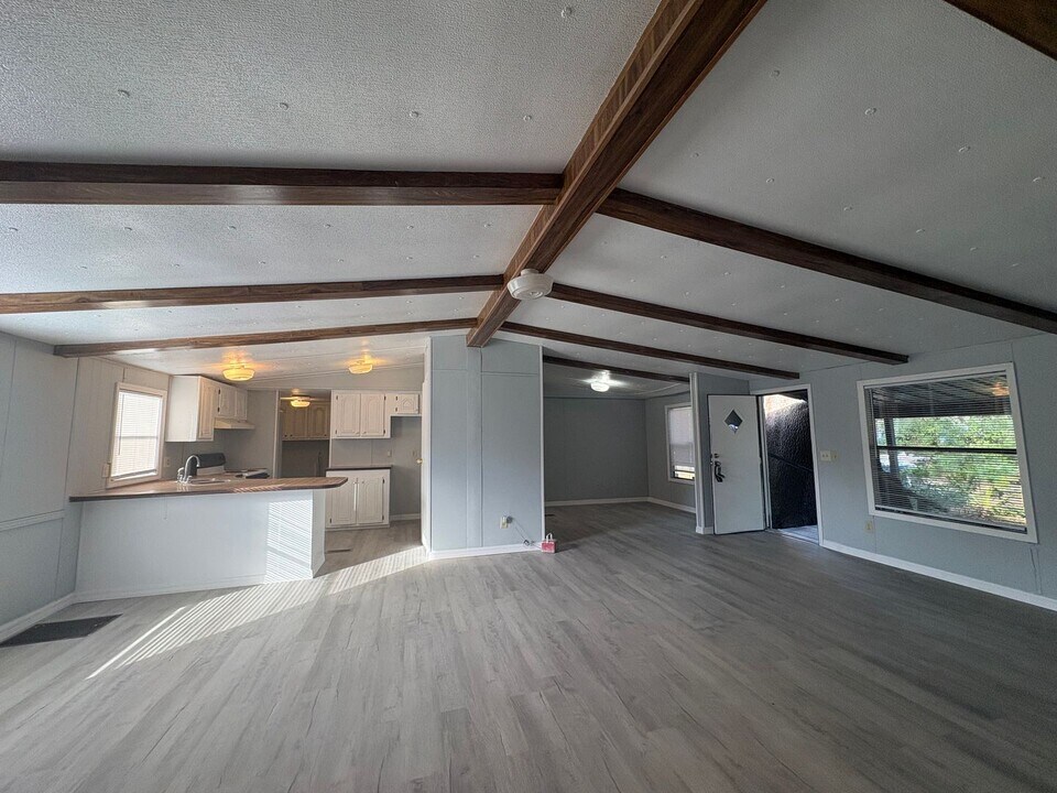 11640 County Rd 579 in Thonotosassa, FL - Building Photo