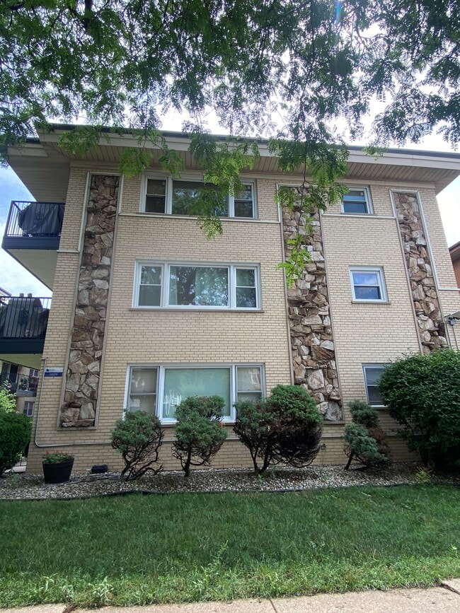 4113 N Keeler Ave, Unit 3 C