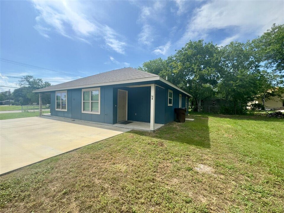 513 W China St in Lockhart, TX - Building Photo