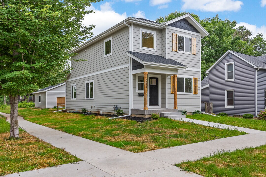935 E Bloomington St in Iowa City, IA - Building Photo