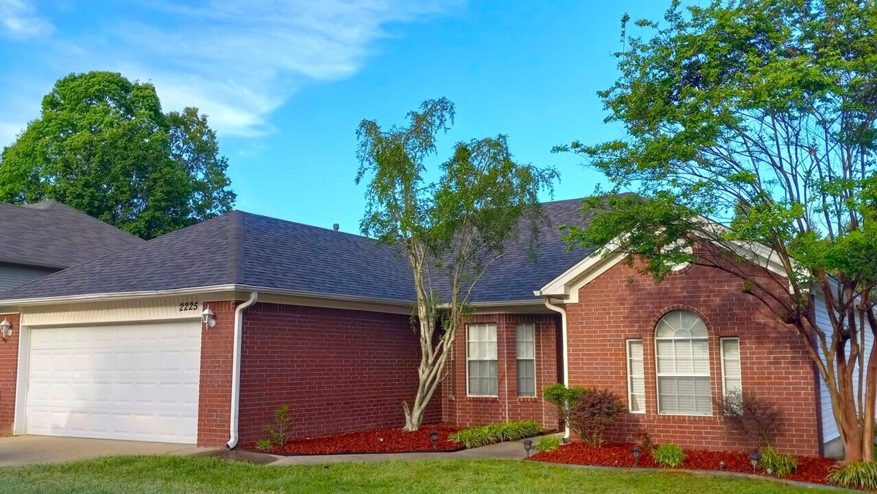 2225 Redwood Dr in Benton, AR - Building Photo