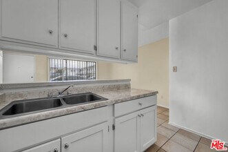 1095 W 39th St in Los Angeles, CA - Building Photo - Building Photo