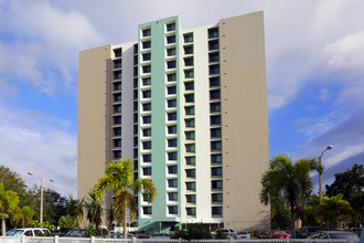 Peterborough Apartments in St. Petersburg, FL - Foto de edificio - Building Photo