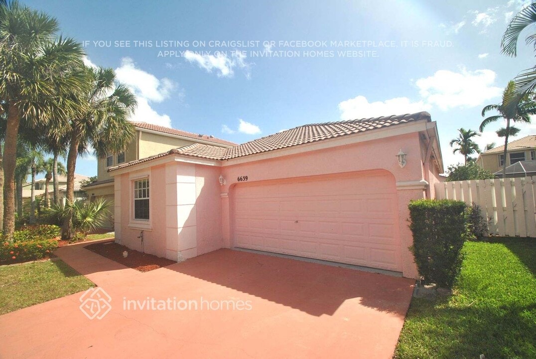 6639 Columbia Ave in Greenacres, FL - Building Photo