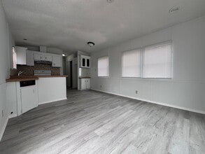 37021 Tucker Rd in Zephyrhills, FL - Foto de edificio - Building Photo