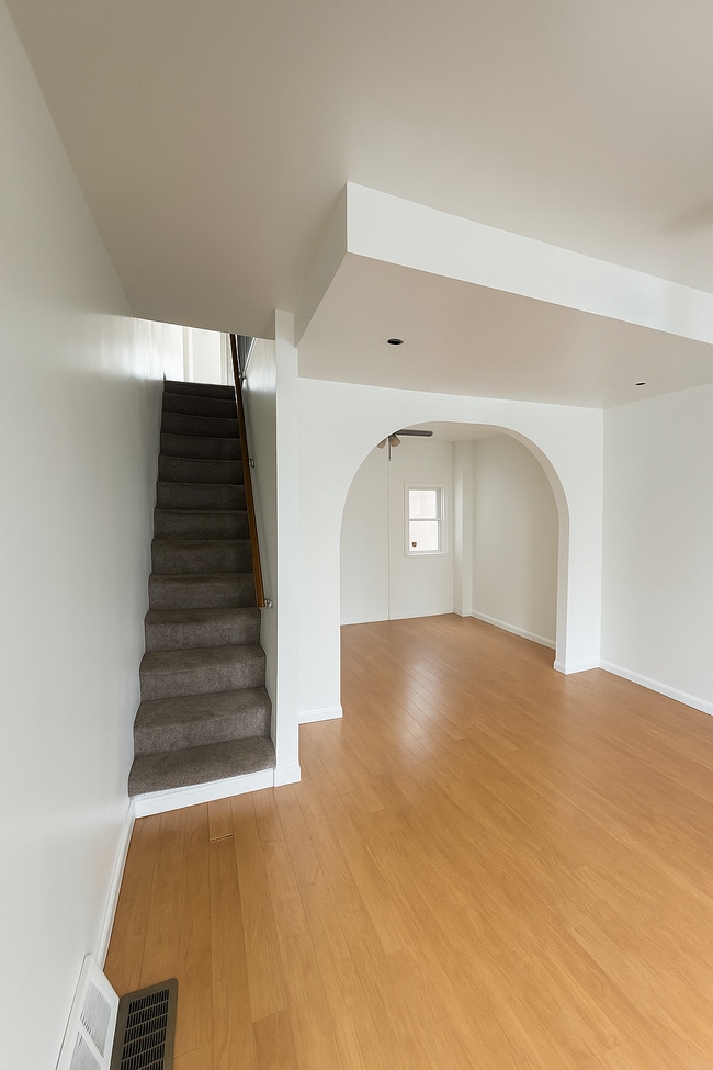 5011 Jackson St in Philadelphia, PA - Building Photo - Building Photo