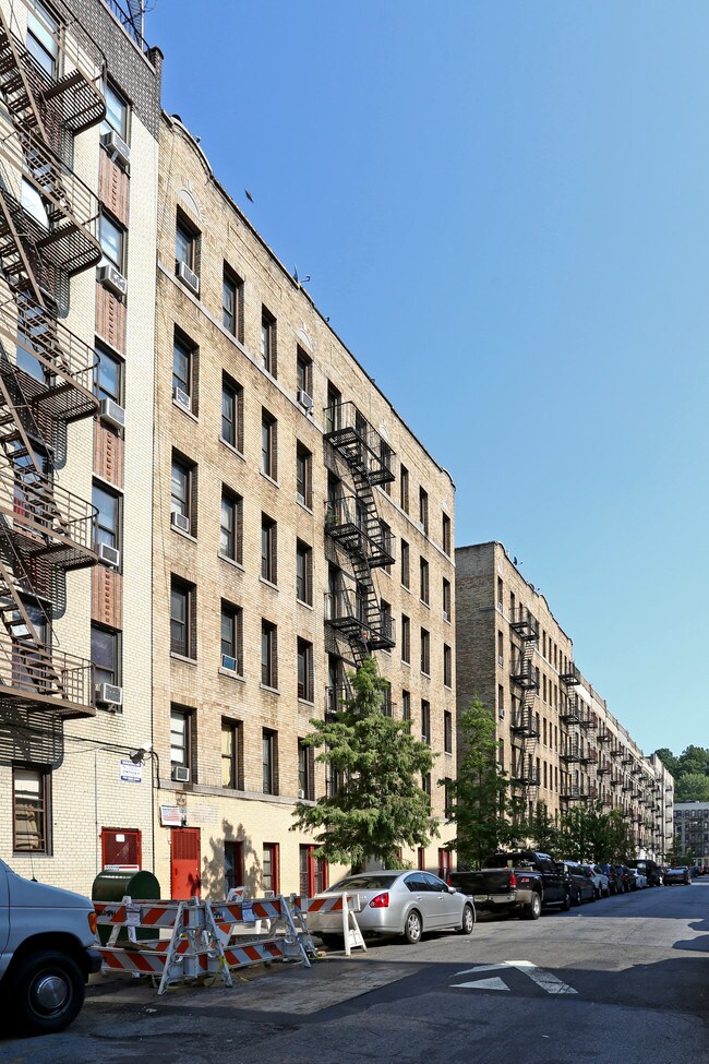 35-45 Arden St in New York, NY - Foto de edificio - Building Photo