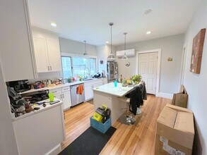 2 Drummond Pl, Unit 2 in Cambridge, MA - Building Photo - Building Photo