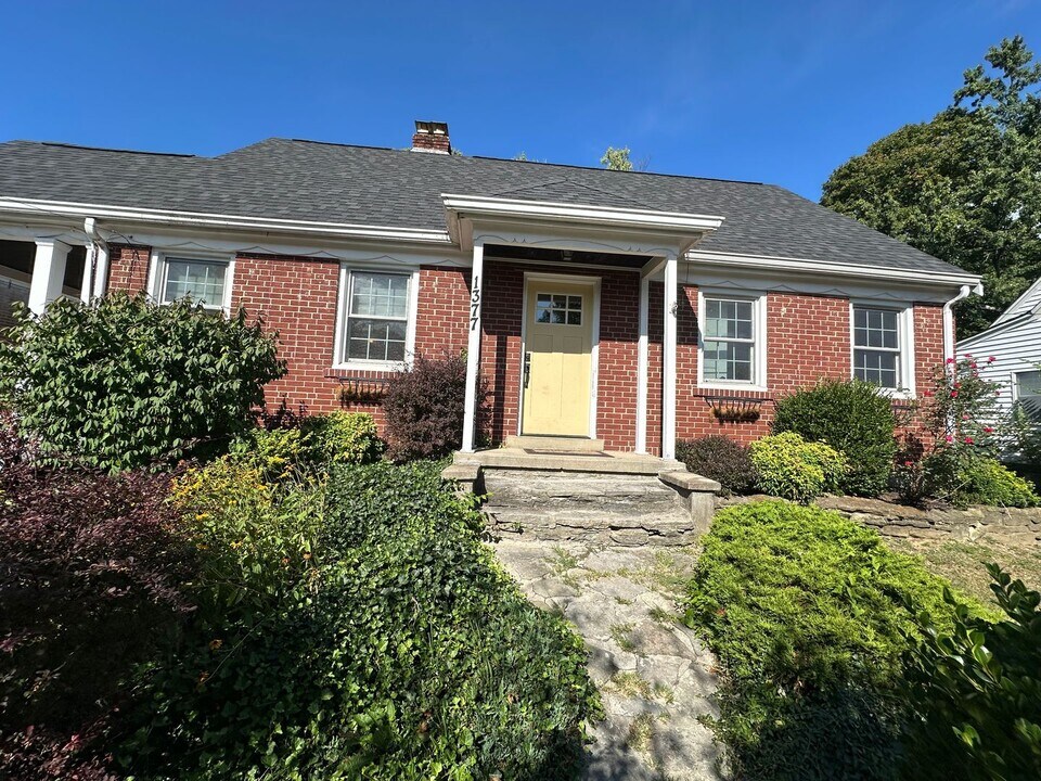 1377 Collinsdale Ave in Cincinnati, OH - Building Photo