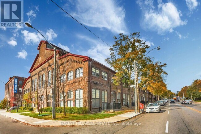 1100-1100 Lansdowne Ave in Toronto, ON - Building Photo - Building Photo