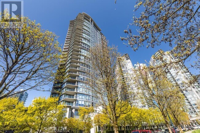 583-2583 Beach Crescent