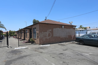 2231 S Main St in Santa Ana, CA - Building Photo - Building Photo