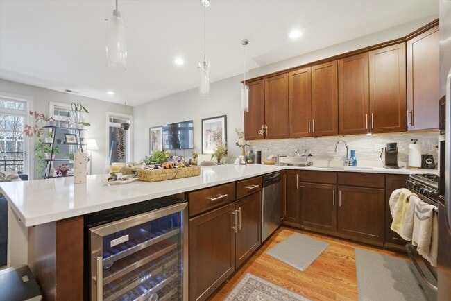 2114 W Rice St, Unit 2C in Chicago, IL - Foto de edificio - Building Photo