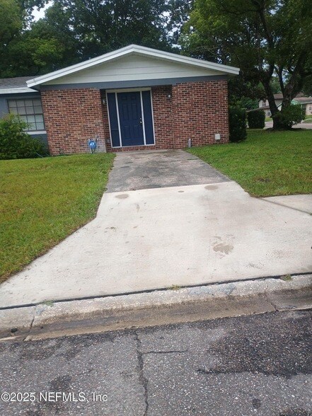 4305 Bessie Cir W in Jacksonville, FL - Foto de edificio