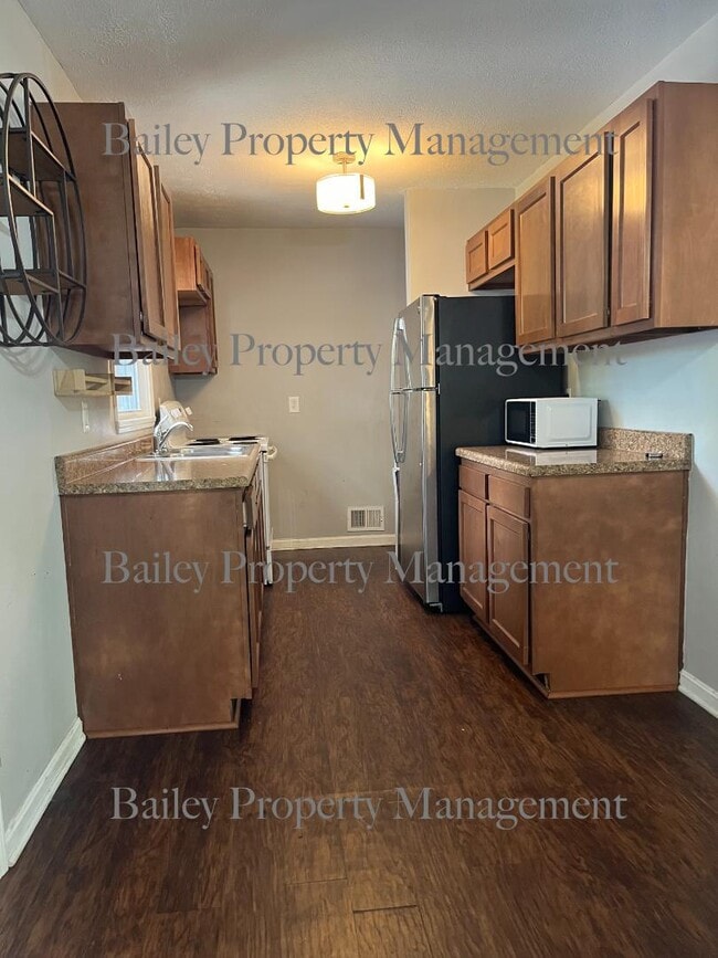 6357 Doe Run Rd in Louisville, KY - Building Photo - Building Photo