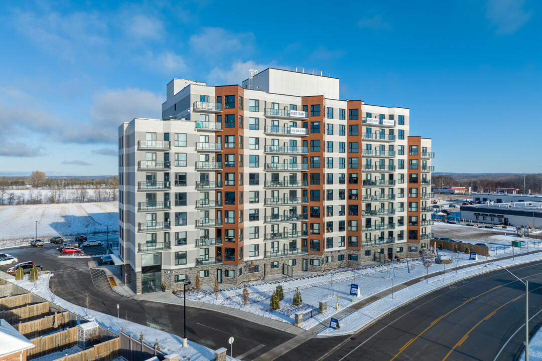 Bayfield Tower Apartments in Barrie, ON - Building Photo