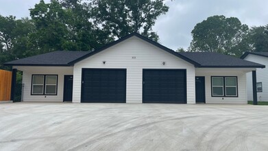 322 W California St in Nacogdoches, TX - Foto de edificio - Building Photo