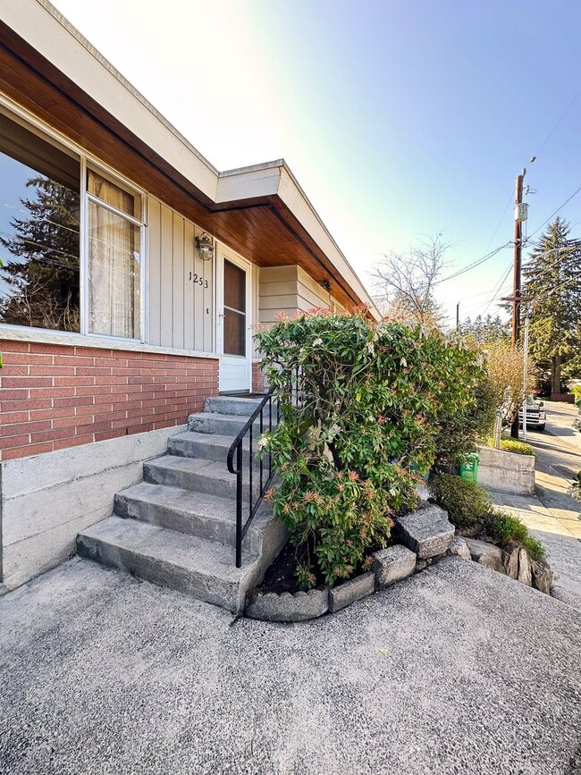 1253 NE 104th St in Seattle, WA - Building Photo - Building Photo