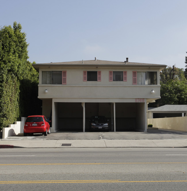 11749 Riverside Dr in Valley Village, CA - Foto de edificio - Building Photo