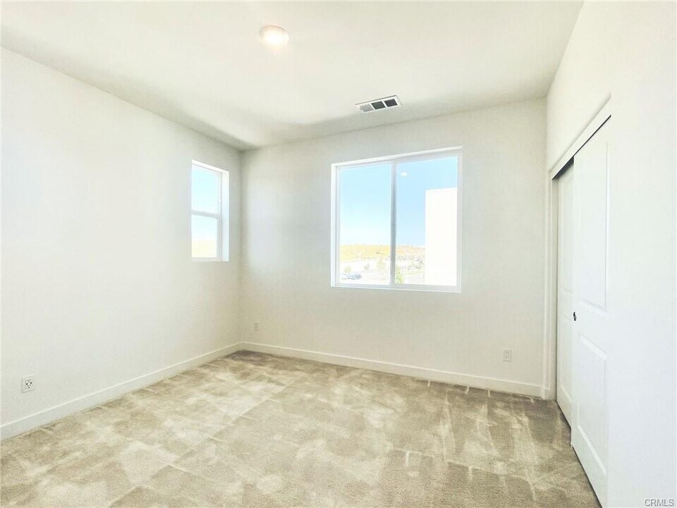 402 Merit in Irvine, CA - Building Photo