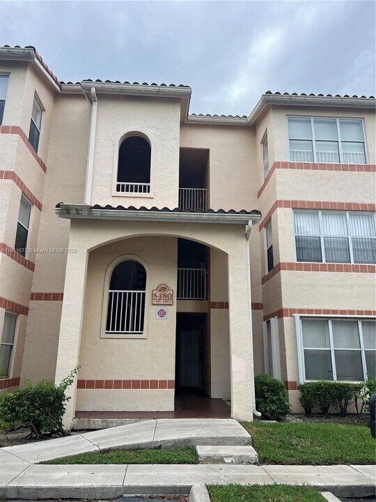 3480 Pinewalk Dr N in Margate, FL - Foto de edificio