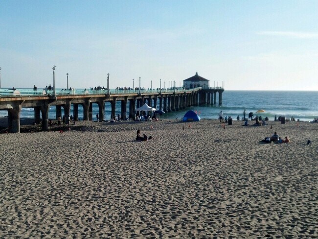 218 15th St, Unit B in Manhattan Beach, CA - Building Photo - Building Photo