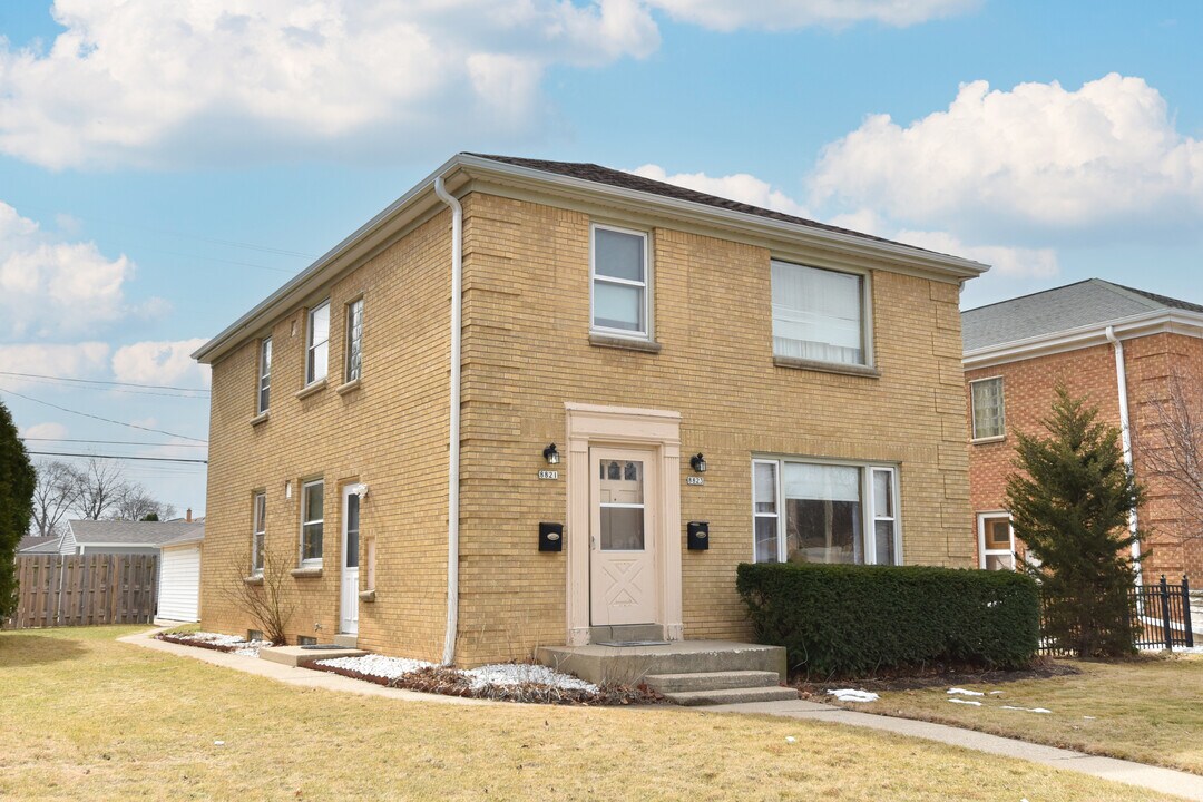 8823 W Burleigh St in Milwaukee, WI - Building Photo