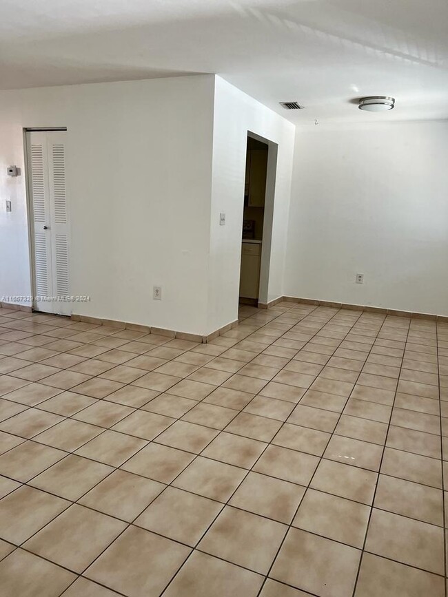 7255 W 24th Ave, Unit 204 in Hialeah, FL - Foto de edificio - Building Photo