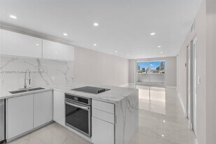 1331 Lincoln Rd in Miami Beach, FL - Building Photo